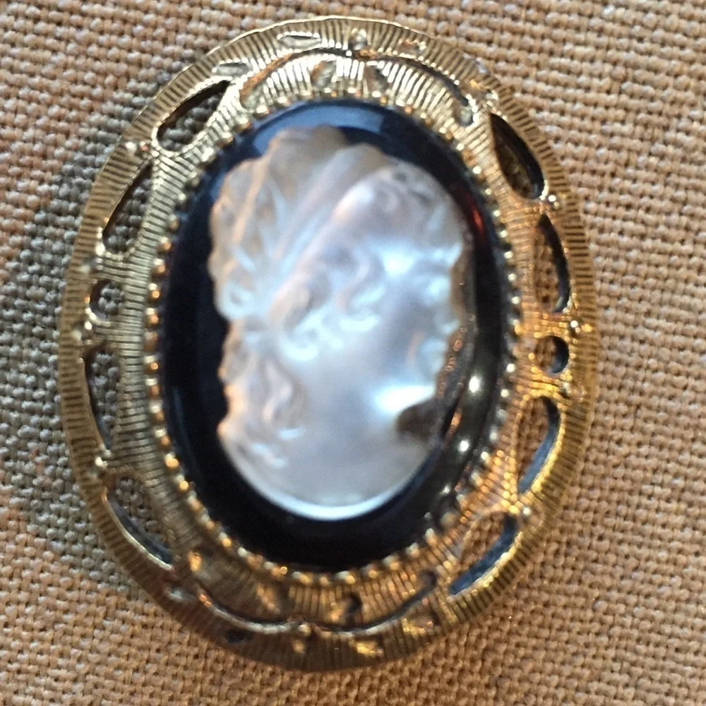 Vintage 1960-70’s Cameo Brooch Pin Granny Chic